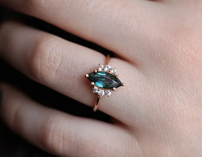 Rings Capucinne Morena Teal Sapphire Diamond Ring